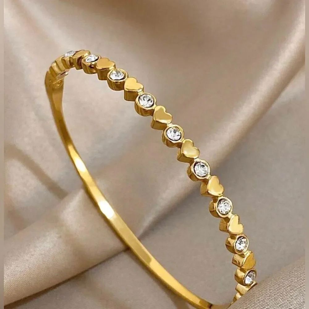 Diamond heart bangle Q757
